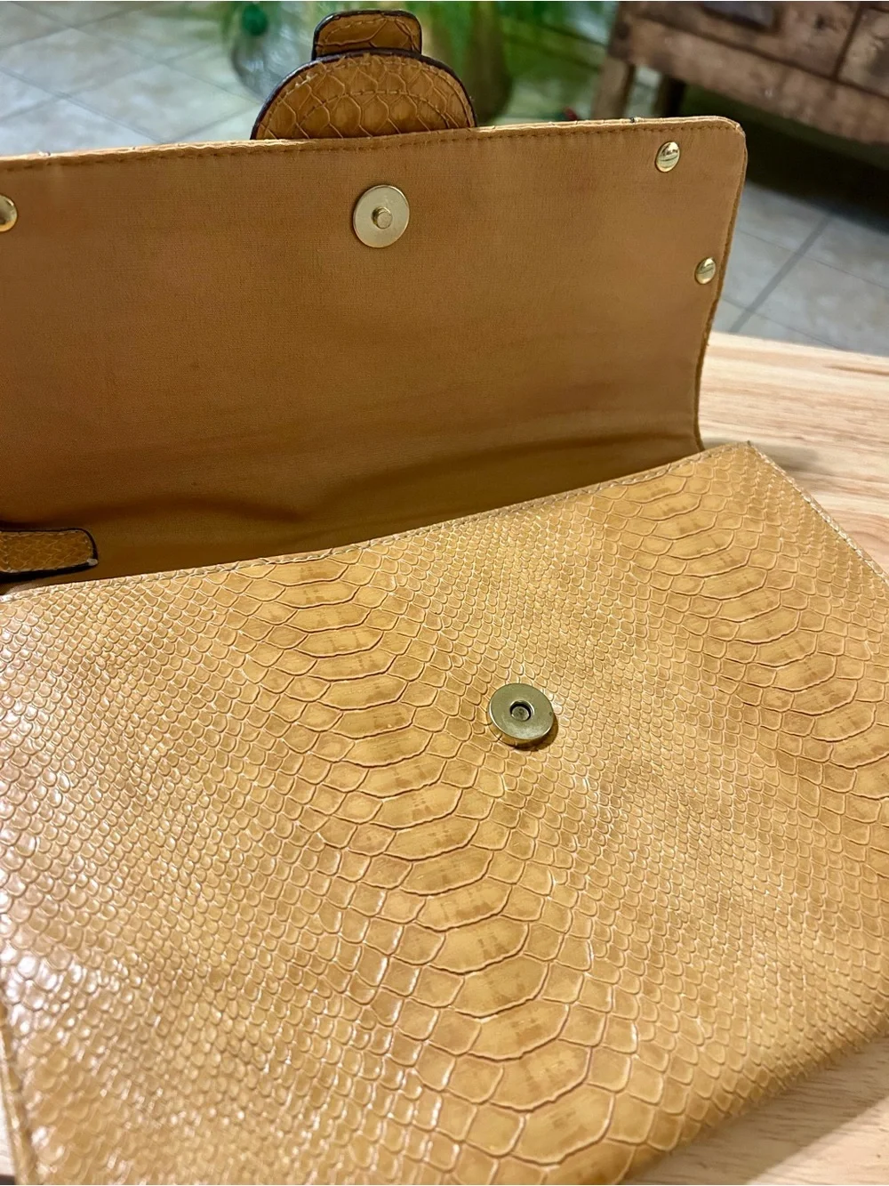 Vintage Y2K Faux Snakeskin Buckle Clutch Wristlet Bag Tan Yellow